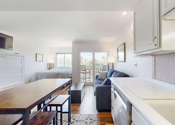 Apartment Pool View With Onsite Sauna Access Hot Tub And Gym *