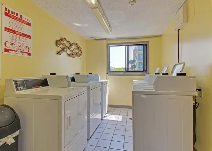 Pool View With Onsite Sauna Access Hot Tub And Gym Apartment *